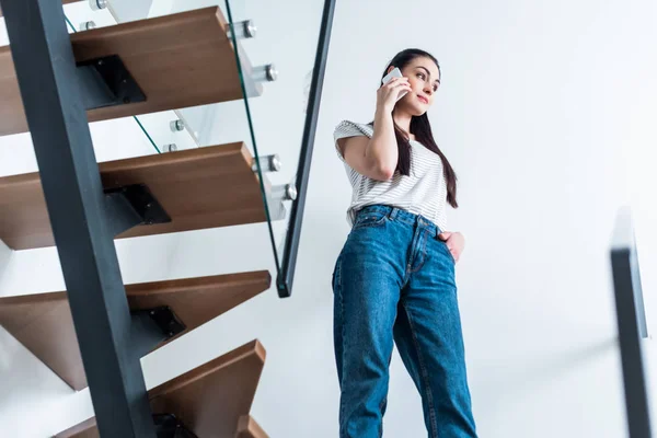 Vista Ángulo Bajo Mujer Atractiva Hablando Teléfono Inteligente Mientras Está — Foto de stock gratis