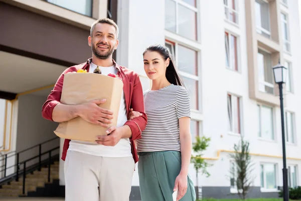 Retrato Pareja Sonriente Con Paquete Papel Lleno Verduras Frescas Calle — Foto de Stock