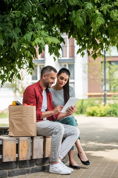 Side View Married Couple Using Tablet Together While Resting Shopping — Stock Photo, Image