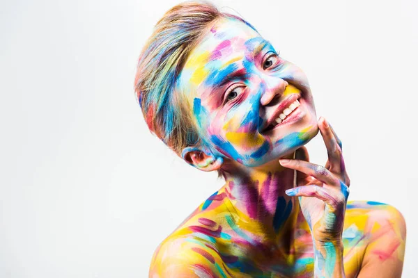 Usmívající Atraktivní Dívka Barevnými Světlé Bodyart Dotýká Bradu Izolované Bílém — Stock fotografie