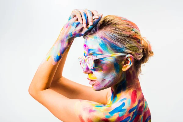 Zijaanzicht Van Aantrekkelijk Meisje Met Kleurrijke Helder Lichaam Kunst Zonnebril — Stockfoto