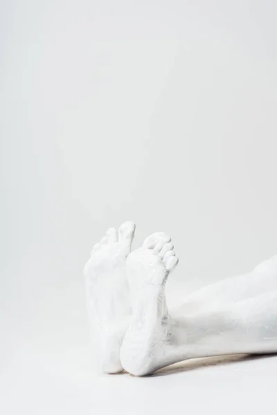 Przycięte Zdjęcie Dziewczyny Nogi Malowane Białą Farbą Leżąc Podłodze Białym — Zdjęcie stockowe