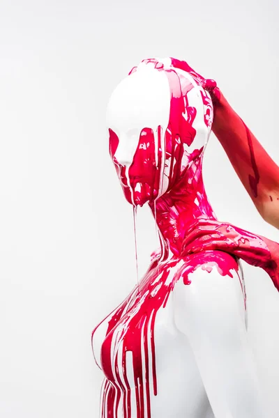 Imagen Recortada Mujer Pintura Roja Tocando Maniquí Cabeza Hombro Aislado — Foto de stock gratis