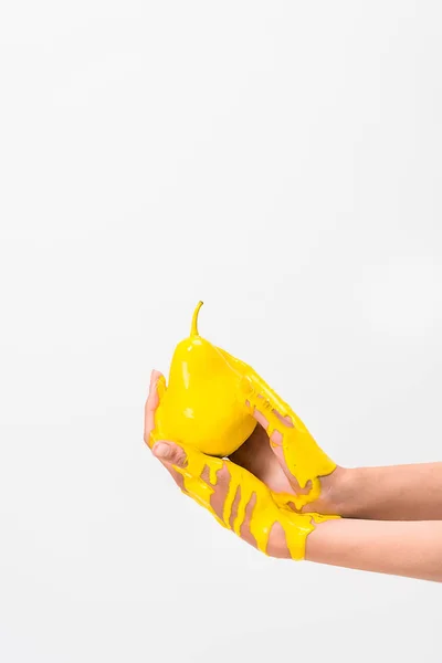 Обрізане Зображення Жінки Жовтій Фарбі Тримає Грушу Руках Ізольовано Білому — Безкоштовне стокове фото