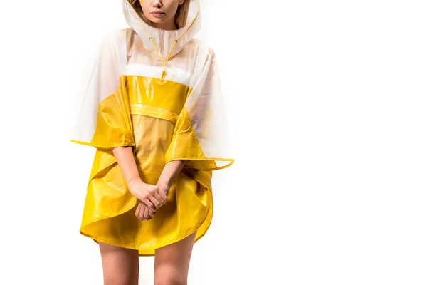 黄色いレインコートを着て白で隔離に立っている女のトリミングされた画像 — ストック写真