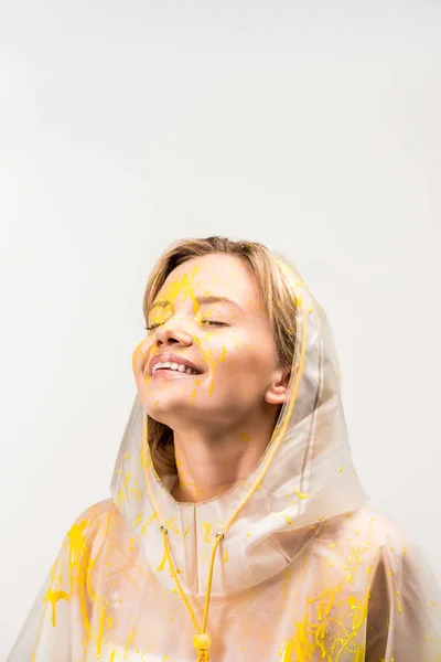 Mujer Hermosa Feliz Impermeable Pintado Con Pintura Amarilla Pie Con — Foto de stock gratis