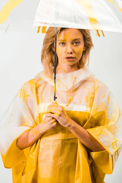 Attractive Woman Raincoat Painted Yellow Paint Standing Umbrella Isolated White — Free Stock Photo