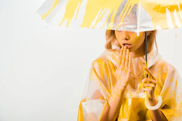 Красивая Женщина Плаще Окрашены Желтой Краской Стоя Зонтиком Трогательные Губы — стоковое фото
