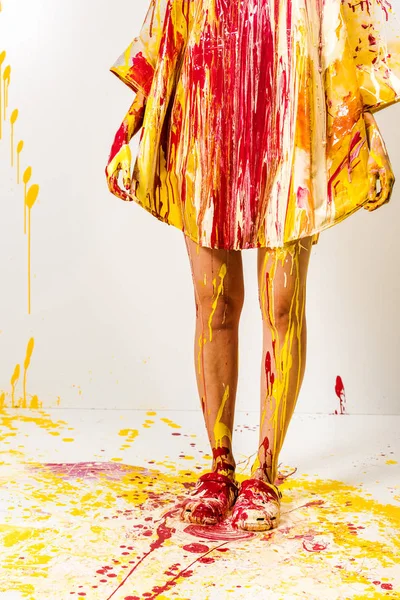 Cropped Image Woman Painted Yellow Red Paints Standing Floor — Free Stock Photo