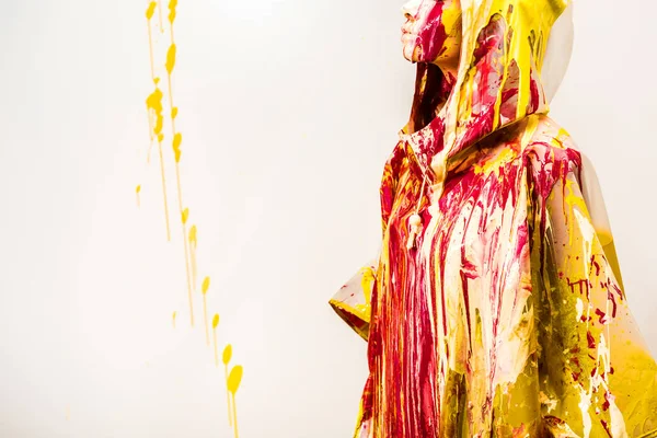 Bijgesneden Afbeelding Van Vrouw Een Regenjas Geschilderd Met Gekleurde Verf — Gratis stockfoto