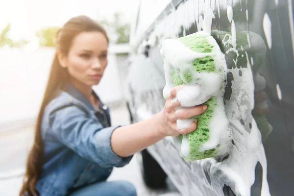 Carro Limpeza Mulher Atraente Lavagem Carro Com Pano Espuma — Fotografia de Stock