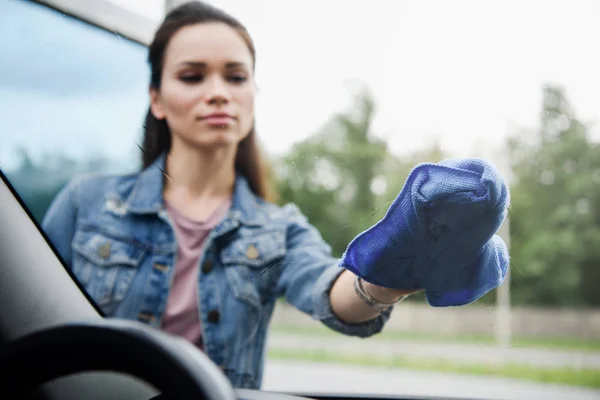 Young Attractive Woman Cleaning Front Car Window Rag — Stock Photo, Image