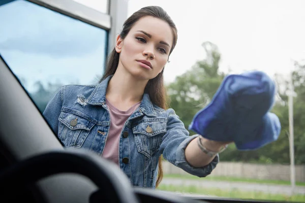 Mujer Atractiva Limpieza Ventana Del Coche Delantero Con Trapo — Foto de Stock