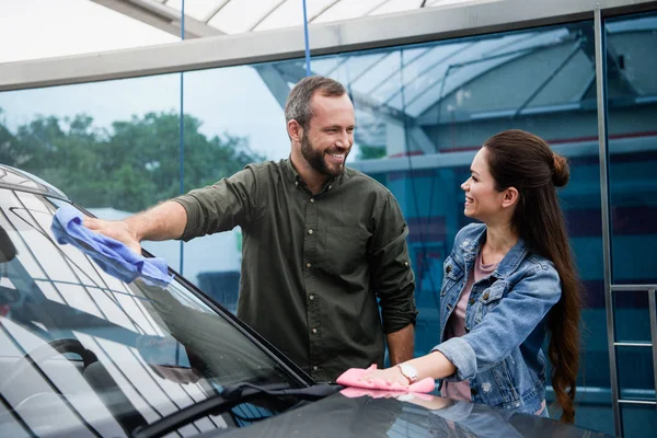 Boyfriend Girlfriend Cleaning Car Rags Car Wash — Stock Photo, Image