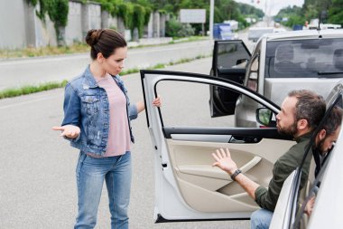 kavga ve yolda araba kazasından sonra eller erkek ve kadın sürücüleri