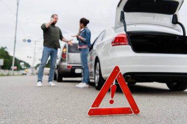 ön plan üzerinde kırmızı dur işareti ile yolda konuşurken sürücüleri