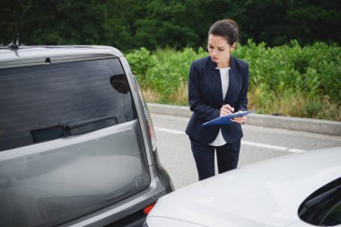 çekici kadın bir şey araba kazasından sonra araba sigortası için yazma