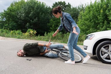 motorcu için araba kazasından sonra yolda yürürken sürücü