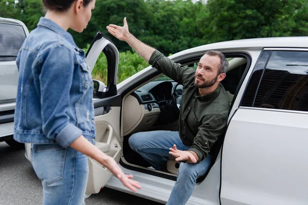 Male Female Drivers Quarreling Road Car Accident — Stock Photo, Image