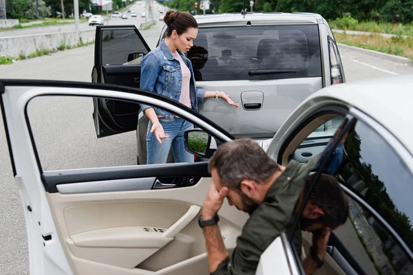 Motorista Feminino Olhando Para Carros Após Acidente Carro Estrada — Fotografia de Stock