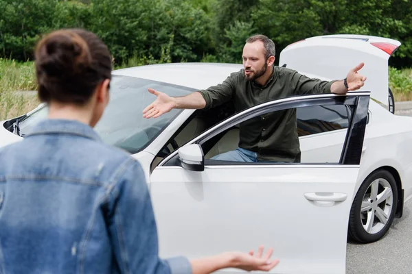 Homme Irrité Hurlant Sur Conducteur Sur Route Après Accident Voiture — Photo