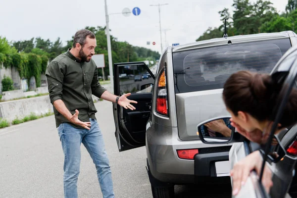 Motoristas Masculinos Femininos Gesticulando Após Acidente Carro Estrada — Fotografia de Stock