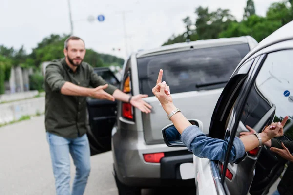 Imagen Recortada Del Conductor Mostrando Dedo Medio Hombre Carretera — Foto de Stock