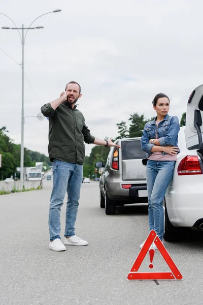 Angry Upset Drivers Standing Road Car Accident — Stock Photo, Image