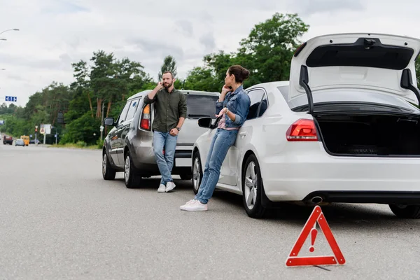 Drivers Talking Smartphones Road Car Accident — Stock Photo, Image