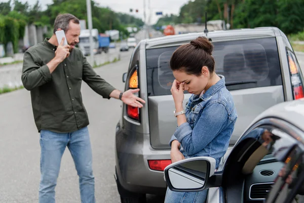 Molesto Hombre Mujer Cerca Coches Después Accidente Coche — Foto de Stock