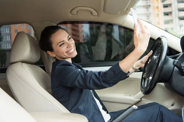 Motorista Sorridente Atraente Levando Selfie Com Smartphone Carro — Fotografia de Stock