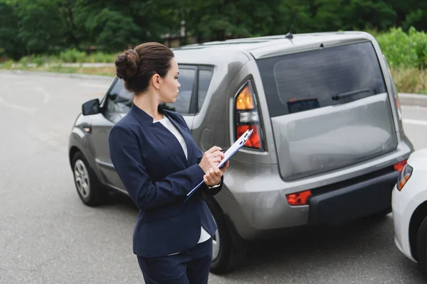 Hermoso Conductor Escribiendo Algo Seguro Coche Después Accidente Coche — Foto de Stock