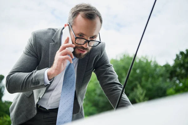 Handsome Businessman Talking Smartphone Looking Open Car Hood — Stock Photo, Image
