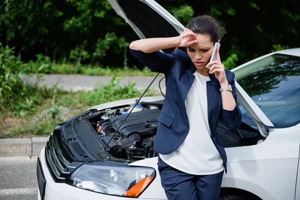 Müde Geschäftsfrau Spricht Mit Smartphone Neben Kaputtem Auto Mit Offener — Stockfoto