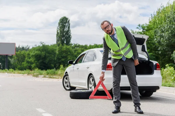 Homem Negócios Bonito Colete Verde Claro Colocando Sinal Parada Estrada — Fotografia de Stock