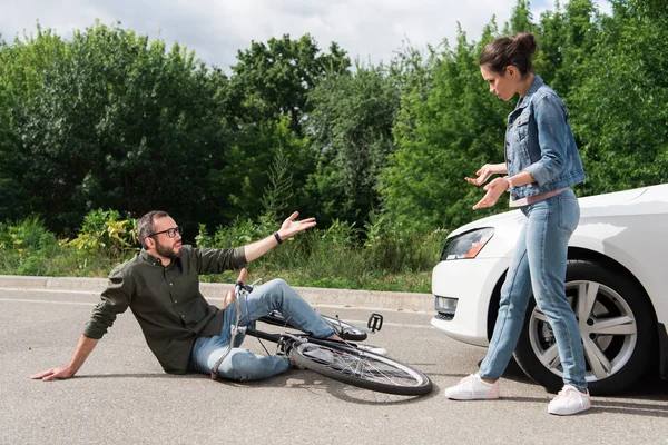 Fahrer Und Biker Streiten Sich Nach Autounfall Auf Straße — Stockfoto