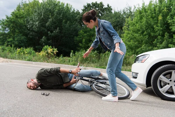 Motorista Caminhando Para Motociclista Após Acidente Carro Estrada — Fotografia de Stock