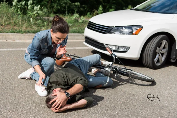 Femme Conducteur Aidant Motard Après Accident Voiture Sur Route — Photo