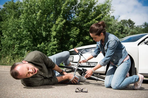 Driver Helping Biker Car Accident Road — Stock Photo, Image