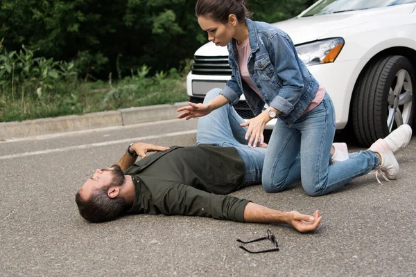 Motorista Agachando Acima Pedestre Após Acidente Carro Estrada — Fotografia de Stock