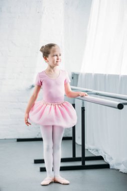 pembe tutu uzakta bale stüdyosu bakan güzel küçük balerin görünümünü tam uzunlukta