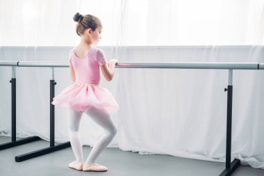 arkadan görünüşü küçük çocuk Bale Okulu bale pratik pembe tutu  