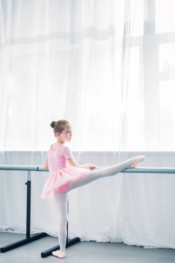 arkadan görünüşü küçük balerin bale okulunda uzanan pembe tutu