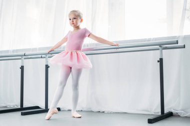 sevimli küçük Balerin Bale stüdyosu pratik pembe tutu içinde