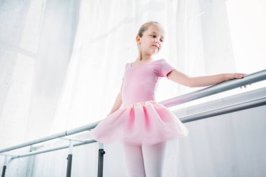 pembe tutu bale stüdyosu pratik sevimli çocuğunun düşük açılı görünüş 