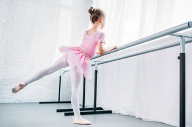 sevimli küçük Balerin Bale stüdyosu pratik pembe tutu içinde 