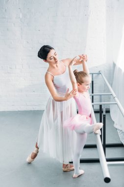 çok güzel çocuk bale stüdyosu ile egzersiz yüksek açı görünümü genç bale öğretmeni 