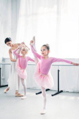 küçük dansçılar Bale Okulu ile egzersiz bale öğretmeni