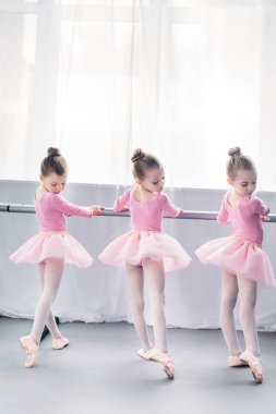 Arkadan Görünüş zarif küçük balerinler Studio bale pratik