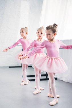 sevimli küçük balerinler birlikte bale stüdyosu pratik